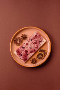 Evde kurutulmuş meyveli çikolatalı bir çikolata. Tasarımınız için arka plan olarak çikolatayı kullanın