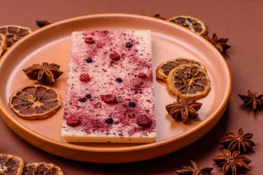 Evde kurutulmuş meyveli çikolatalı bir çikolata. Tasarımınız için arka plan olarak çikolatayı kullanın