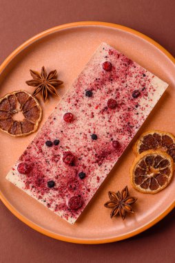 Evde kurutulmuş meyveli çikolatalı bir çikolata. Tasarımınız için arka plan olarak çikolatayı kullanın