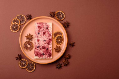 Evde kurutulmuş meyveli çikolatalı bir çikolata. Tasarımınız için arka plan olarak çikolatayı kullanın