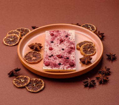 Evde kurutulmuş meyveli çikolatalı bir çikolata. Tasarımınız için arka plan olarak çikolatayı kullanın