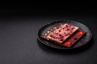 Evde kurutulmuş meyveli çikolatalı bir çikolata. Tasarımınız için arka plan olarak çikolatayı kullanın