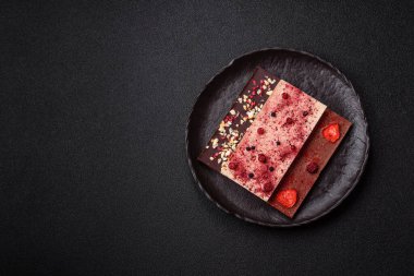 Evde kurutulmuş meyveli çikolatalı bir çikolata. Tasarımınız için arka plan olarak çikolatayı kullanın