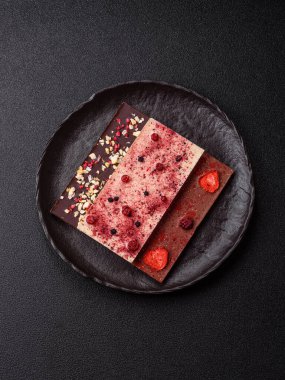 Evde kurutulmuş meyveli çikolatalı bir çikolata. Tasarımınız için arka plan olarak çikolatayı kullanın