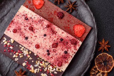 Evde kurutulmuş meyveli çikolatalı bir çikolata. Tasarımınız için arka plan olarak çikolatayı kullanın