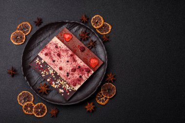 Evde kurutulmuş meyveli çikolatalı bir çikolata. Tasarımınız için arka plan olarak çikolatayı kullanın