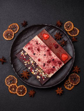 Evde kurutulmuş meyveli çikolatalı bir çikolata. Tasarımınız için arka plan olarak çikolatayı kullanın