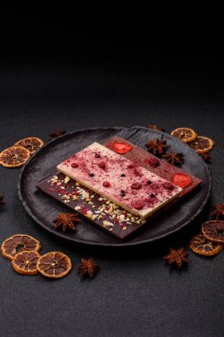 Evde kurutulmuş meyveli çikolatalı bir çikolata. Tasarımınız için arka plan olarak çikolatayı kullanın