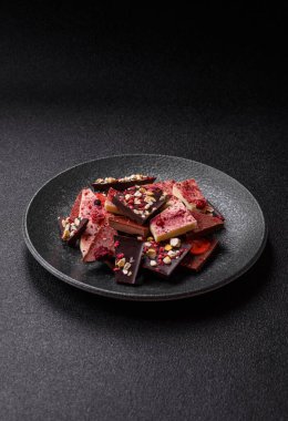 Evde kurutulmuş meyveli çikolatalı bir çikolata. Tasarımınız için arka plan olarak çikolatayı kullanın