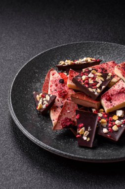 Evde kurutulmuş meyveli çikolatalı bir çikolata. Tasarımınız için arka plan olarak çikolatayı kullanın