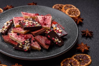 Evde kurutulmuş meyveli çikolatalı bir çikolata. Tasarımınız için arka plan olarak çikolatayı kullanın