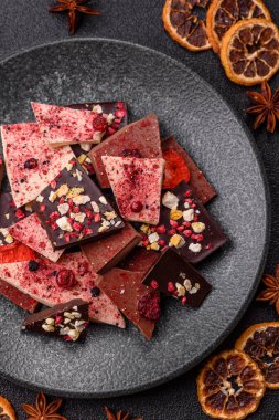 Evde kurutulmuş meyveli çikolatalı bir çikolata. Tasarımınız için arka plan olarak çikolatayı kullanın