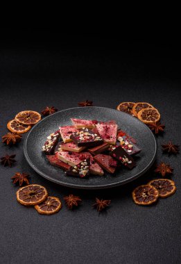 Evde kurutulmuş meyveli çikolatalı bir çikolata. Tasarımınız için arka plan olarak çikolatayı kullanın