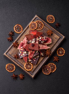 Evde kurutulmuş meyveli çikolatalı bir çikolata. Tasarımınız için arka plan olarak çikolatayı kullanın