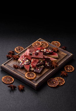 Evde kurutulmuş meyveli çikolatalı bir çikolata. Tasarımınız için arka plan olarak çikolatayı kullanın