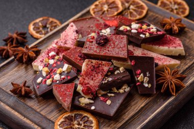 Evde kurutulmuş meyveli çikolatalı bir çikolata. Tasarımınız için arka plan olarak çikolatayı kullanın