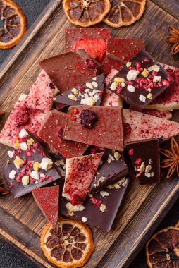 Evde kurutulmuş meyveli çikolatalı bir çikolata. Tasarımınız için arka plan olarak çikolatayı kullanın