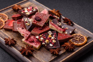 Evde kurutulmuş meyveli çikolatalı bir çikolata. Tasarımınız için arka plan olarak çikolatayı kullanın