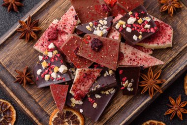 Evde kurutulmuş meyveli çikolatalı bir çikolata. Tasarımınız için arka plan olarak çikolatayı kullanın