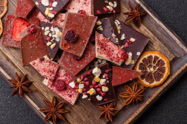 Evde kurutulmuş meyveli çikolatalı bir çikolata. Tasarımınız için arka plan olarak çikolatayı kullanın