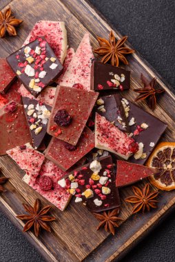 Evde kurutulmuş meyveli çikolatalı bir çikolata. Tasarımınız için arka plan olarak çikolatayı kullanın