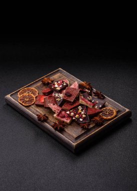 Evde kurutulmuş meyveli çikolatalı bir çikolata. Tasarımınız için arka plan olarak çikolatayı kullanın