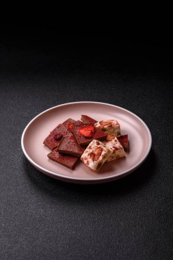 Evde kurutulmuş meyveli çikolatalı bir çikolata. Tasarımınız için arka plan olarak çikolatayı kullanın