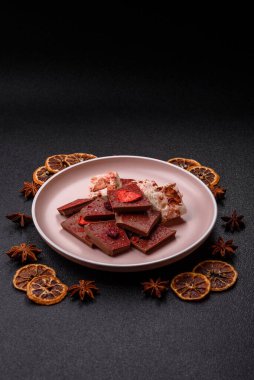 Evde kurutulmuş meyveli çikolatalı bir çikolata. Tasarımınız için arka plan olarak çikolatayı kullanın