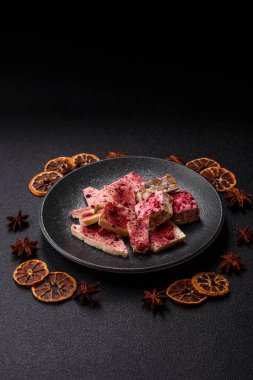 Evde kurutulmuş meyveli çikolatalı bir çikolata. Tasarımınız için arka plan olarak çikolatayı kullanın