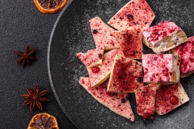 Evde kurutulmuş meyveli çikolatalı bir çikolata. Tasarımınız için arka plan olarak çikolatayı kullanın