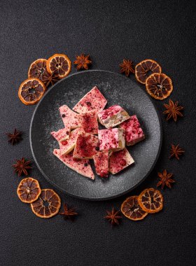 Evde kurutulmuş meyveli çikolatalı bir çikolata. Tasarımınız için arka plan olarak çikolatayı kullanın