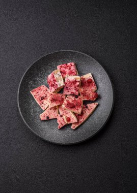 Evde kurutulmuş meyveli çikolatalı bir çikolata. Tasarımınız için arka plan olarak çikolatayı kullanın