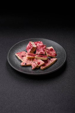 Evde kurutulmuş meyveli çikolatalı bir çikolata. Tasarımınız için arka plan olarak çikolatayı kullanın