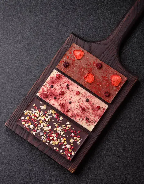 Evde kurutulmuş meyveli çikolatalı bir çikolata. Tasarımınız için arka plan olarak çikolatayı kullanın