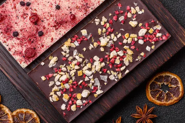 Evde kurutulmuş meyveli çikolatalı bir çikolata. Tasarımınız için arka plan olarak çikolatayı kullanın
