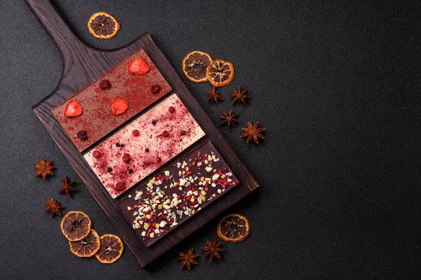 Evde kurutulmuş meyveli çikolatalı bir çikolata. Tasarımınız için arka plan olarak çikolatayı kullanın