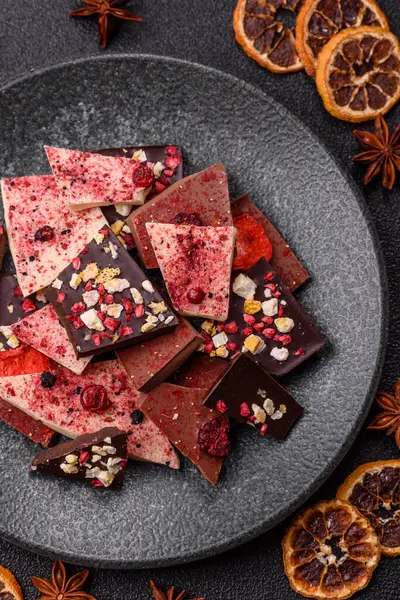Evde kurutulmuş meyveli çikolatalı bir çikolata. Tasarımınız için arka plan olarak çikolatayı kullanın