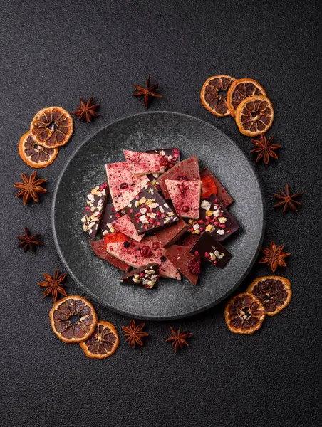 Evde kurutulmuş meyveli çikolatalı bir çikolata. Tasarımınız için arka plan olarak çikolatayı kullanın