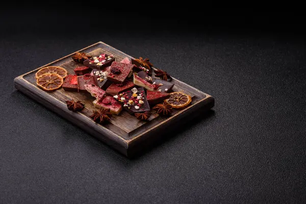 Evde kurutulmuş meyveli çikolatalı bir çikolata. Tasarımınız için arka plan olarak çikolatayı kullanın