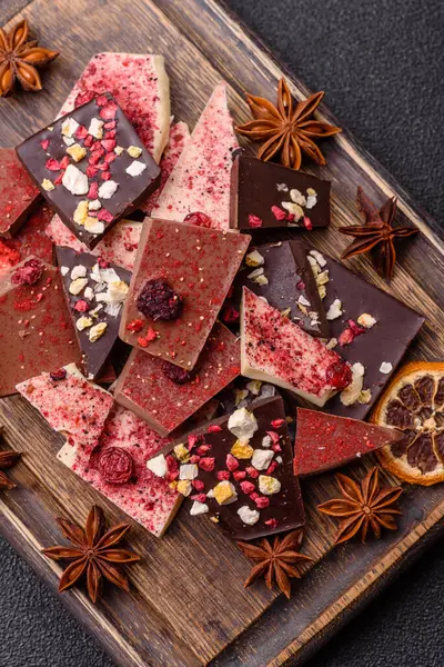 Evde kurutulmuş meyveli çikolatalı bir çikolata. Tasarımınız için arka plan olarak çikolatayı kullanın