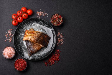 Yiyecek, deniz ürünleri, limon, tuz ve baharatlı ızgara balık filetosu. Öğle yemeği için ızgara balık filetosu, sağlıklı yemek.