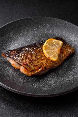 Yiyecek, deniz ürünleri, limon, tuz ve baharatlı ızgara balık filetosu. Öğle yemeği için ızgara balık filetosu, sağlıklı yemek.