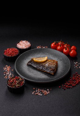 Yiyecek, deniz ürünleri, limon, tuz ve baharatlı ızgara balık filetosu. Öğle yemeği için ızgara balık filetosu, sağlıklı yemek.