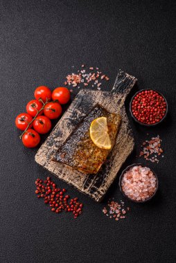 Yiyecek, deniz ürünleri, limon, tuz ve baharatlı ızgara balık filetosu. Öğle yemeği için ızgara balık filetosu, sağlıklı yemek.