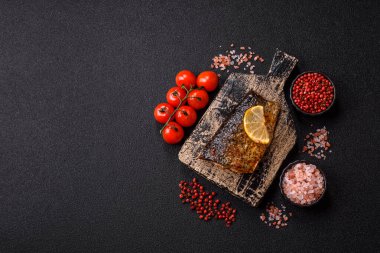 Yiyecek, deniz ürünleri, limon, tuz ve baharatlı ızgara balık filetosu. Öğle yemeği için ızgara balık filetosu, sağlıklı yemek.