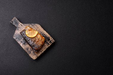 Yiyecek, deniz ürünleri, limon, tuz ve baharatlı ızgara balık filetosu. Öğle yemeği için ızgara balık filetosu, sağlıklı yemek.