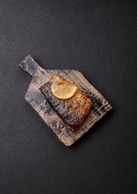 Yiyecek, deniz ürünleri, limon, tuz ve baharatlı ızgara balık filetosu. Öğle yemeği için ızgara balık filetosu, sağlıklı yemek.