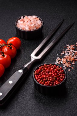 Boş et çatalı, sebze, baharat ve diğer malzemelerle birlikte. Tasarımınız için arka plan olarak et çatalı