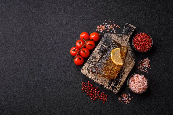 Yiyecek, deniz ürünleri, limon, tuz ve baharatlı ızgara balık filetosu. Öğle yemeği için ızgara balık filetosu, sağlıklı yemek.