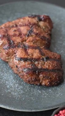 Et, sulu biftek, öğle yemeği için mükemmel pişirilmiş. Izgara biftek, doyurucu bir yemek için et.